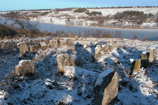 בברסלב בוערת אש: בית הקברות בעיירה ברסלב. ברקע: נהר הבוג